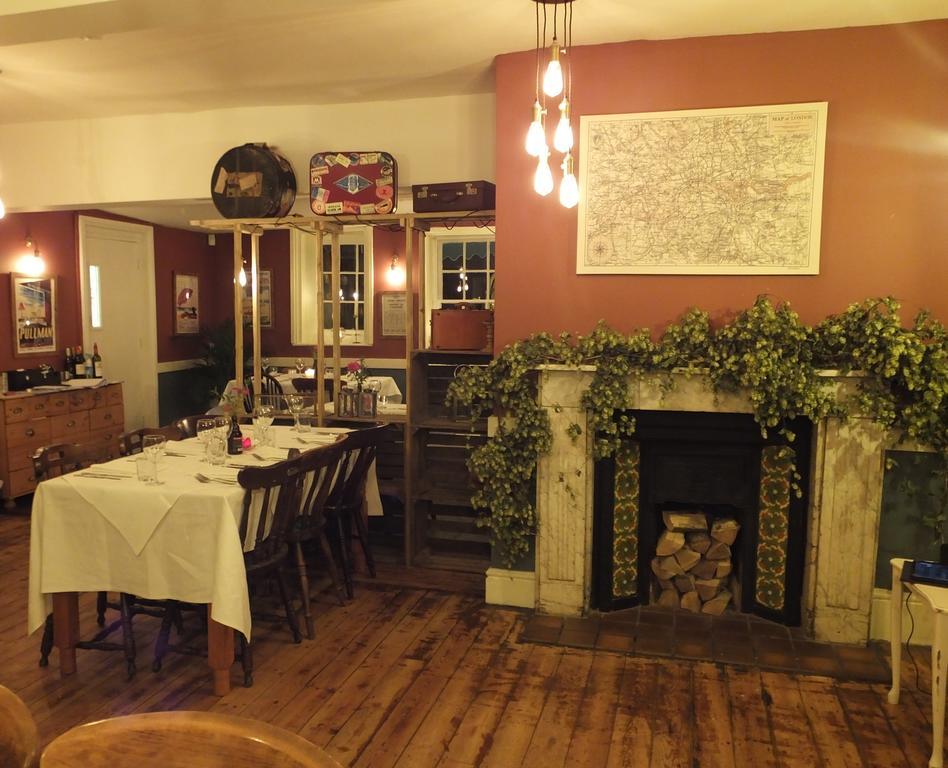 Railway Hotel 法弗舍姆 外观 照片