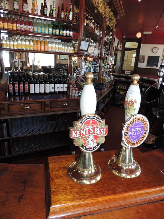 Railway Hotel 法弗舍姆 外观 照片