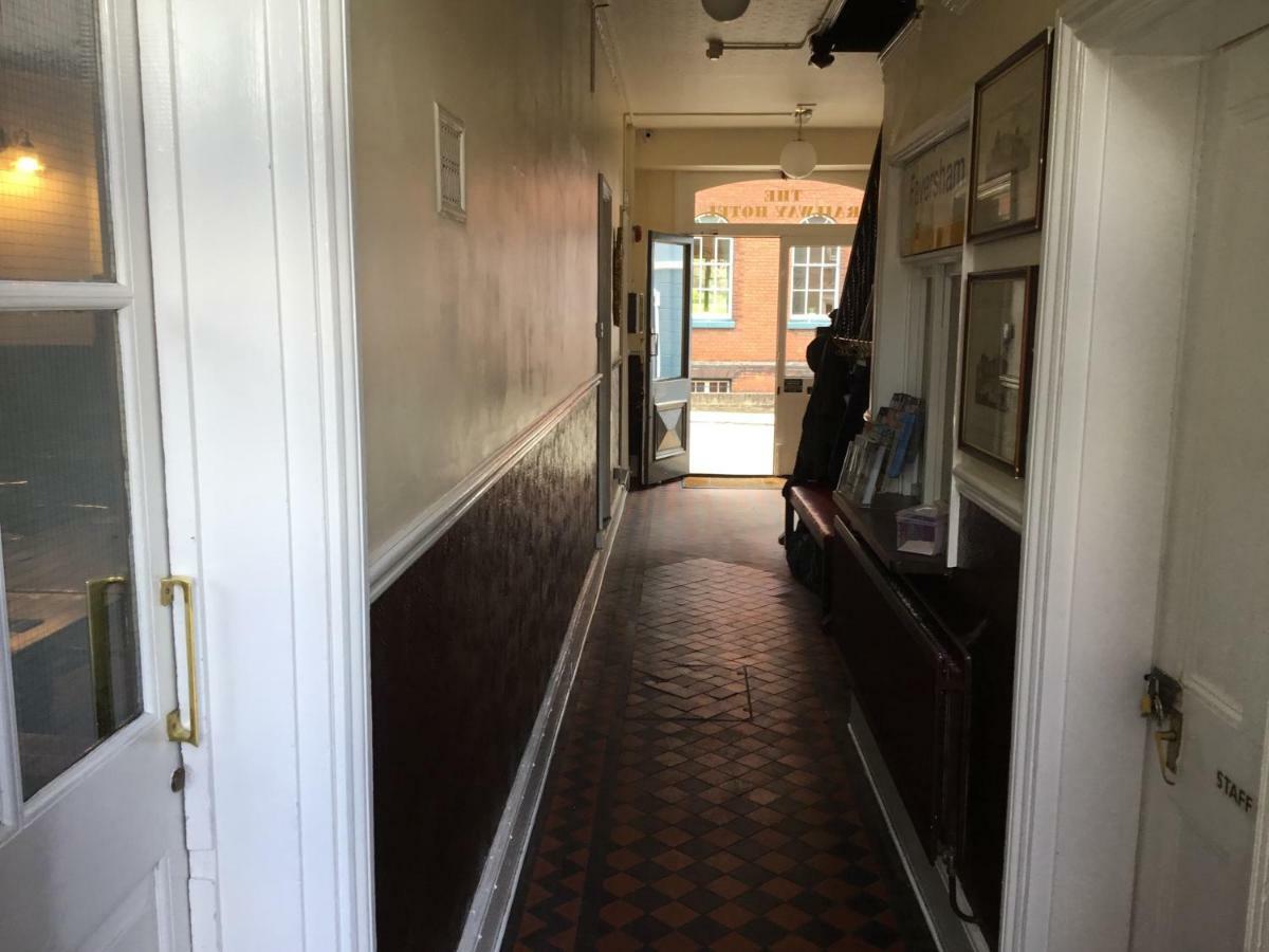 Railway Hotel 法弗舍姆 外观 照片